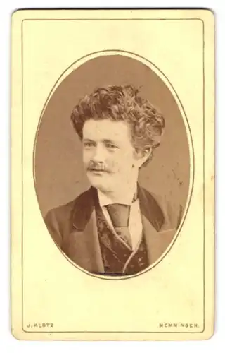Fotografie J. Klotz, Memmingen, Brustportrait modisch gekleideter Herr mit Zwirbelbart
