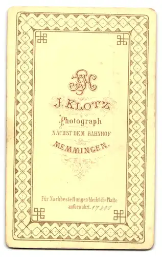 Fotografie J. Klotz, Memmingen, Brustportrait modisch gekleideter Herr mit Zwirbelbart