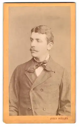 Fotografie Jossef Müller, Tulln, Portrait stattlicher Herr im Anzug mit Oberlippenbart
