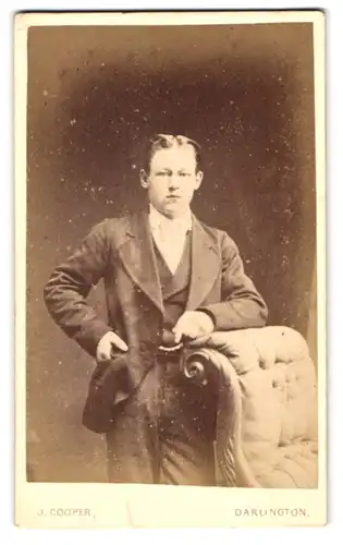 Fotografie J. Cooper, Darlington, Portrait junger Herr in modischer Kleidung