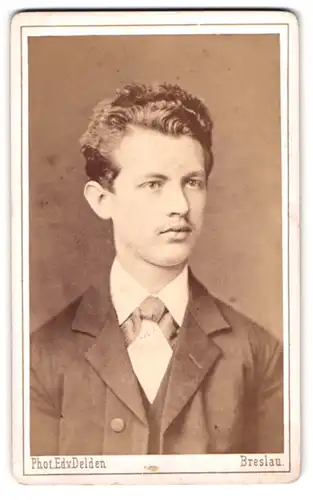 Fotografie Eduard van Delden, Breslau, Gartenstrasse 15 a, Portrait junger Herr im Anzug mit Fliege