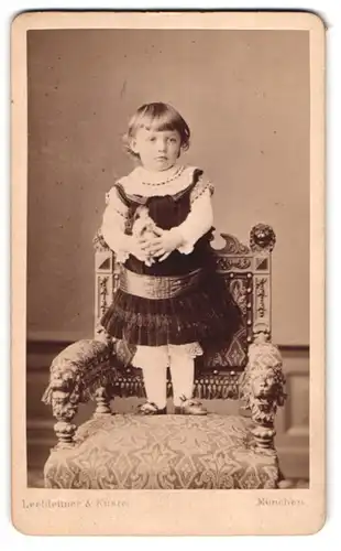 Fotografie Lechleitner & Küster, München, Amalienstrasse 6, Portrait kleines Mädchen im Kleid mit Puppe