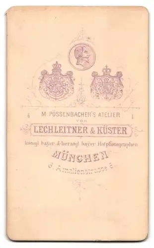 Fotografie Lechleitner & Küster, München, Amalienstrasse 6, Portrait kleines Mädchen im Kleid mit Puppe