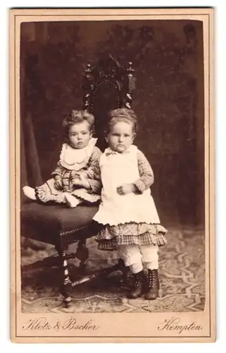 Fotografie Klotz & Bscher, Kempten, Am Platze des früheren Salzstadel, Portrait kleines Mädchen im Kleid mit Kleinkind