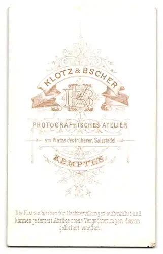 Fotografie Klotz & Bscher, Kempten, Am Platze des früheren Salzstadel, Portrait kleines Mädchen im Kleid mit Kleinkind