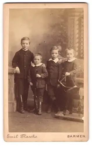 Fotografie Emil Flasche, Barmen, Heckinghauser Strasse 25, Portrait vier hübsch gekleidete Jungen mit Gewehr
