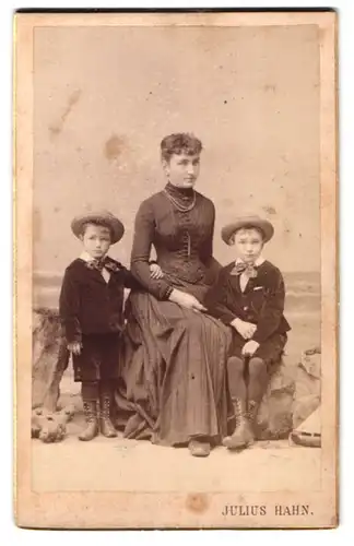 Fotografie Julius Hahn, Wandsbeck, Schloss-Strasse 44, Portrait elegante Dame mit zwei kleinen Jungen