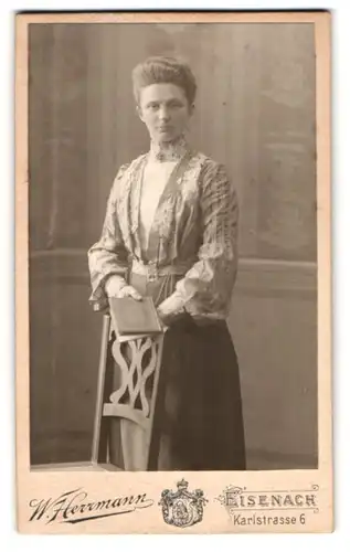 Fotografie W. Herrmann, Eisenach, Karlstrasse 6, Portrait bürgerliche Dame mit Buch in der Hand