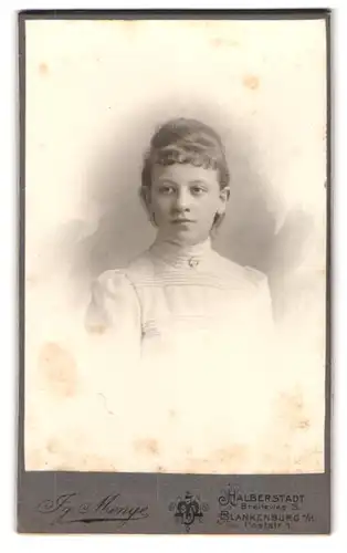 Fotografie Jg. Menge, Halberstadt, Breiteweg 15, Portrait junge Dame in modischer Kkleidung