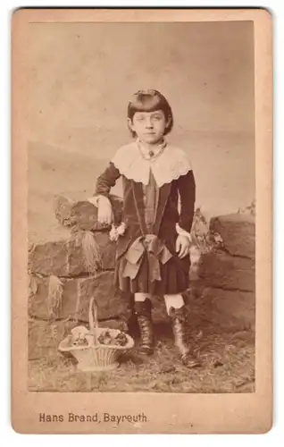 Fotografie Hans Brand, Bayreuth, Rennweg 249 1 /4, Portrait kleines Mädchen im Kleid mit Blumenkorb