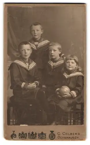 Fotografie C. Colberg, Oeynhausen, Portrait vier Jungen im Matrosenanzug mit Ball