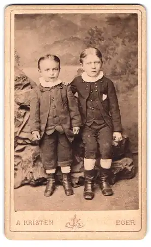 Fotografie A. Kristen, Eger, Schanzstrasse 7, Portrait zwei kleine Jungen in hübscher Kleidung