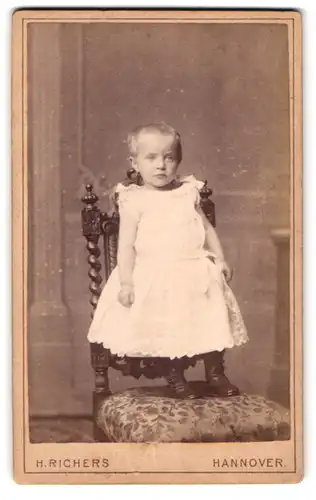 Fotografie H. Richers, Hannover, Cellerstrasse 146, Portrait kleines Mädchen im weissen Kleid
