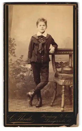Fotografie C. Thiele, Hamburg, St. Pauli, Langereihe 17, Portrait halbwüchsiger Knabe in hübscher Kleidung