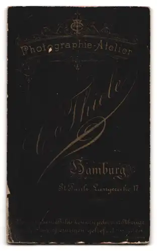Fotografie C. Thiele, Hamburg, St. Pauli, Langereihe 17, Portrait halbwüchsiger Knabe in hübscher Kleidung