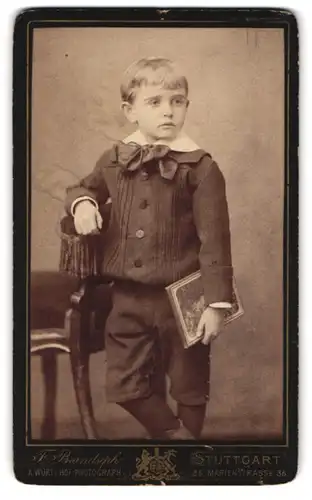 Fotografie F. Brandseph, Stuttgart, Marienstrasse 36, Portrait kleiner Junge in hübscher Kleidung