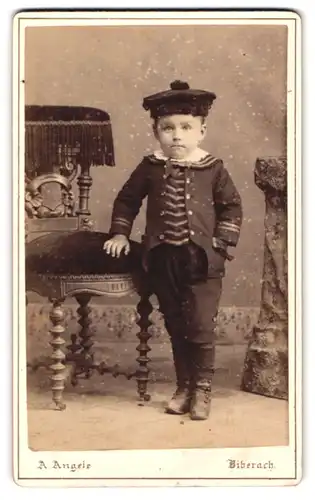 Fotografie A. Angele, Biberach, Portrait kleiner Junge in zeitgenössischer Kleidung