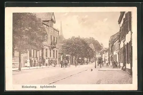 AK Heinsberg, Apfelstrasse mit Passanten und Kirche im Hintergrund