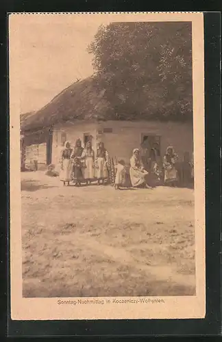 AK Koczeniczy /Wolhynien, Einwohner in Tracht vor ihrem Haus