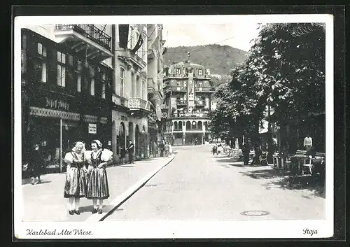 AK Karlsbad, Strassenpartie Alte Wiese, Mädchen in Tracht