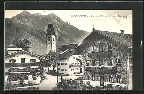 AK Nussdorf am Inn, Strassenpartie mit Kirche und Blick auf den Heuberg