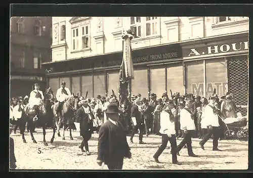 Foto-AK Plzen, Parade im Ort