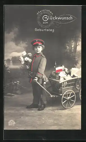 AK Kind in Uniform mit Blumenstrauss, Geburtstagsglückwunsch