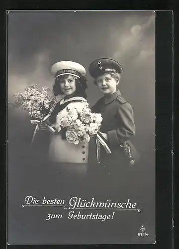 AK Mädchen mit Matrosenanzug und Junge in Uniform mit Blumensträussen