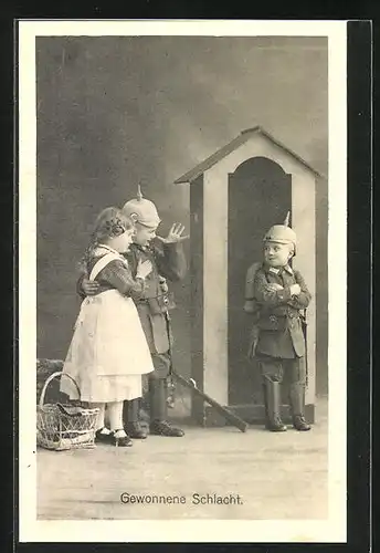 AK Bube in Uniform mit Mädchen an seiner Seite hänselt anderen Jungen