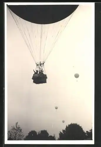 Foto-AK Männer in Gondel eines aufsteigenden Ballons