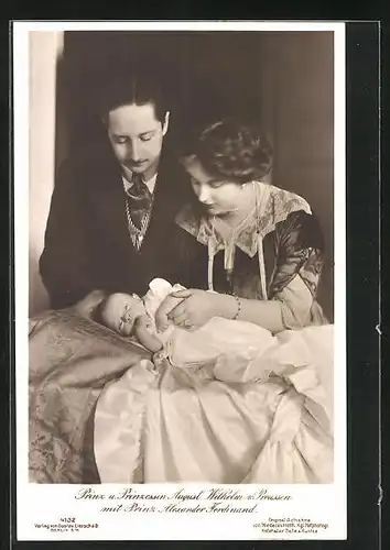 AK Prinz und Prinzessin August Wilhelm von Preussen mit Prinz Alexander Ferdinand