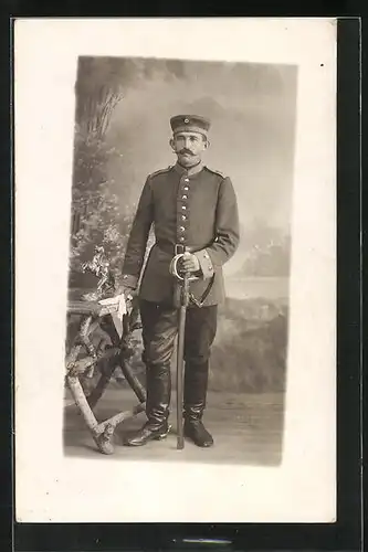 Foto-AK Soldat in Uniform mit Säbel, Uniformfoto