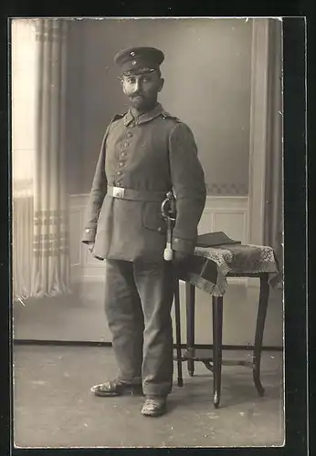 Foto-AK Soldat in Uniform mit Schirmmütze, Uniformfoto