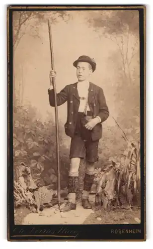 Fotografie Ch. Verra`s Nachf., Rosenheim, Frühlingstrasse 13, Portrait junges Mann in Tracht mit Wanderstab