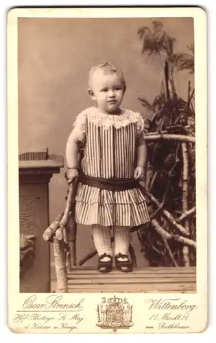 Fotografie Oscar Strensch, Wittenberg, Markt 14, Portrait süsses Kleinkind im gestreiften Kleid