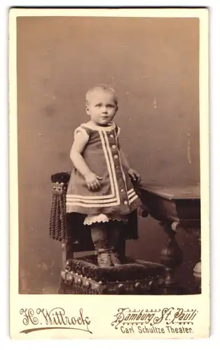 Fotografie H. Wittrock, Hamburg-St. Pauli, Langereihe 48, Portrait Kind in zeitgenössischer Kleidung