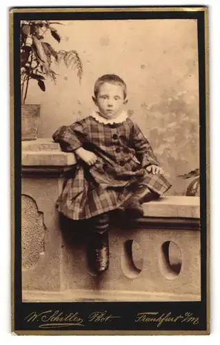 Fotografie W. Schiller, Frankfurt a. M., Krögerstrasse, Portrait kleines Mädchen im karierten Kleid