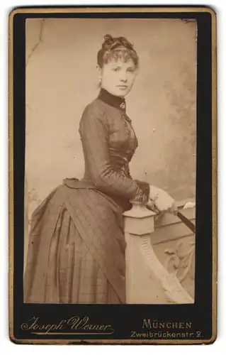 Fotografie Joseph Werner, München, Zweibrückenstrasse 2, Portrait junge Dame im karierten Kleid