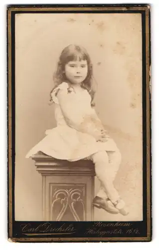 Fotografie Carl Drechsler, Rosenheim, Heiliggeiststrasse 16 1 /2, Portrait kleines Mädchen im weissen Kleid