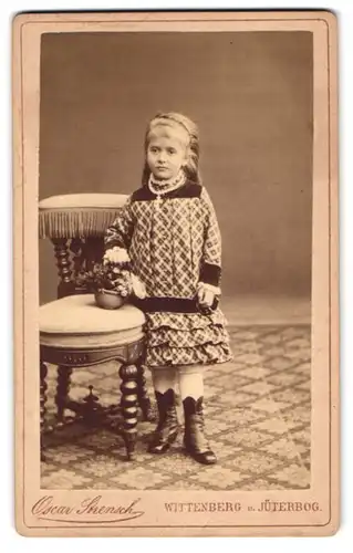 Fotografie Oscar Strensch, Wittenberg, Markt 14, Portrait modisch gekleidetes Mädchen mit Kreuzkette
