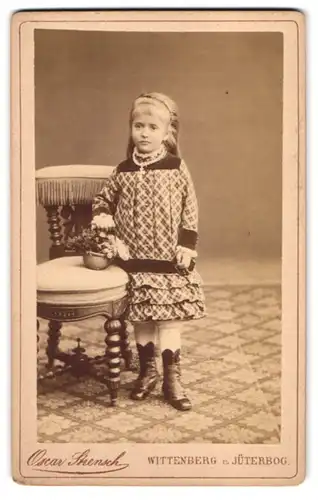 Fotografie Oscar Strensch, Wittenberg, Markt 14, Portrait modisch gekleidetes Mädchen mit Kreuzkette