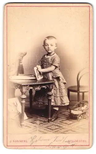 Fotografie Julius Kosmehl, Magdeburg, Stephansbrücke 36, Portrait kleines Mädchen im modischen Kleid