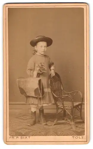Fotografie Fr. P. Sixt, Tölz, Portrait kleines Mädchen im Kleid mit Ranzen