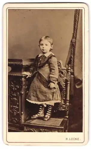 Fotografie H. Locke, Dresden, Gewandhaus-Strasse 2, Portrait kleines Mädchen im hübschen Kleid