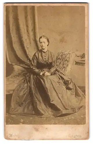 Fotografie Maliby & Co., London-Islington, Portrait junge Dame im festlichen Kleid