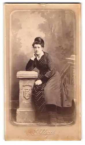 Fotografie R. Schlegel, Ort unbekannt, Portrait junge Dame im eleganten Kleid