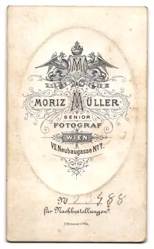 Fotografie Moriz Müller senior, Wien, Neubaugasse 7, Portrait süsses Kleinkind im gestreiften Kleid