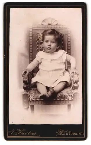 Fotografie J. Kreutzer, Kaufbeuren, Portrait süsses Kleinkind im weissen Hemd mit nackigen Füssen