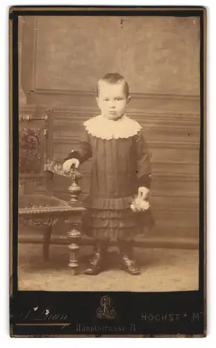 Fotografie J. Laun, Höchst a. M., Hauptstrasse 71, Portrait kleines Mädchen im hübschen Kleid