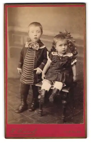Fotografie W. Wittrock, Hamburg-St. Pauli, Portrait Kinderpaar in modischer Kleidung